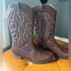 Brown cowboy cowgirl boots